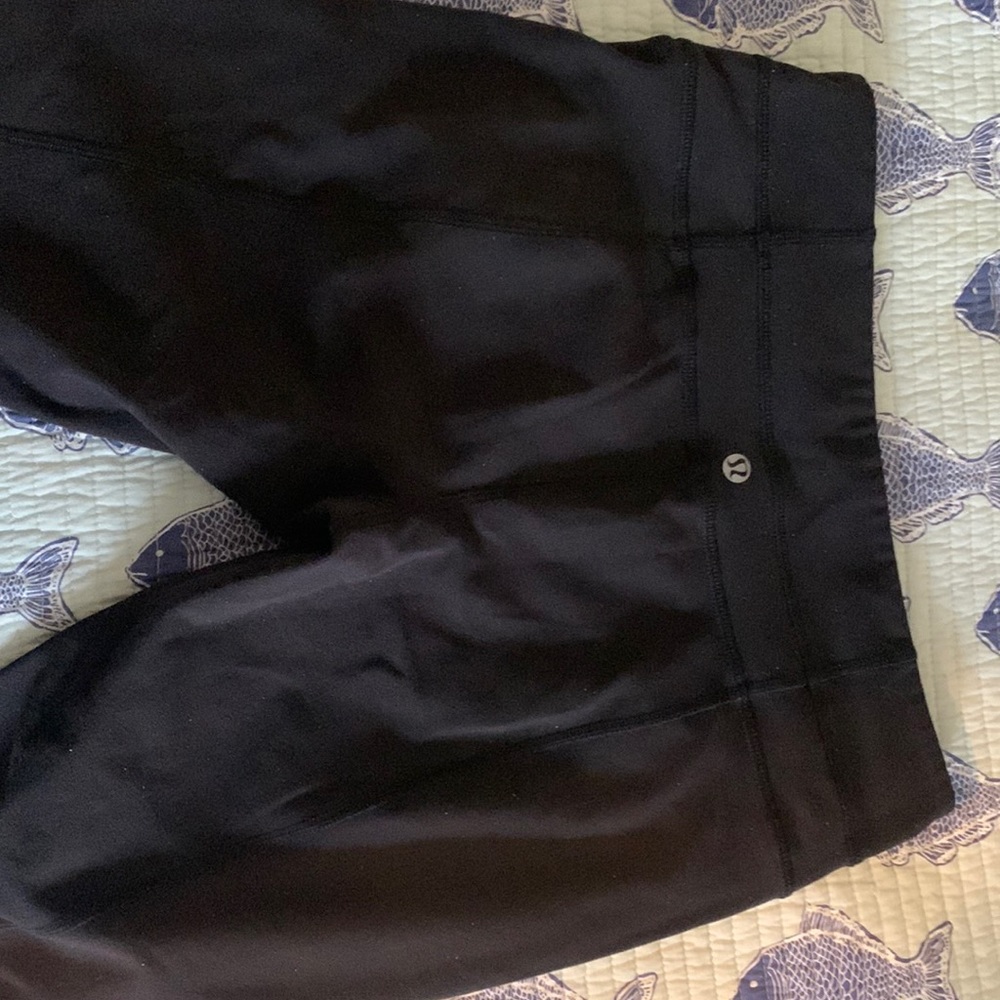 LULULEMON ATHLETICA black reversible Wunder Under legging w/waist pocket. 6. EUC